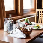 Hetenyi Apartmanhaz Es Birtok بيت ضيافة 4*
