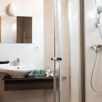 Hetenyi Apartmanhaz Es Birtok بيت ضيافة