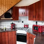 Hetenyi Apartmanhaz Es Birtok بيت ضيافة