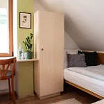 Hetenyi Apartmanhaz Es Birtok بيت ضيافة 4*