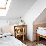 Hetenyi Apartmanhaz Es Birtok بيت ضيافة