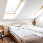 Hetenyi Apartmanhaz Es Birtok بيت ضيافة 4*