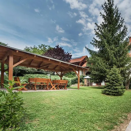 Hetenyi Apartmanhaz Es Birtok