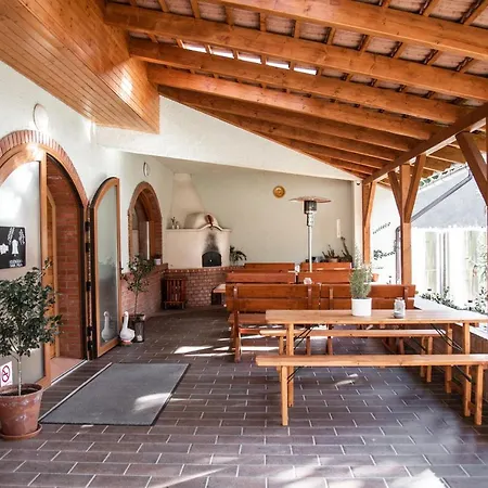 Gasthof Hetenyi Apartmanhaz Es Birtok